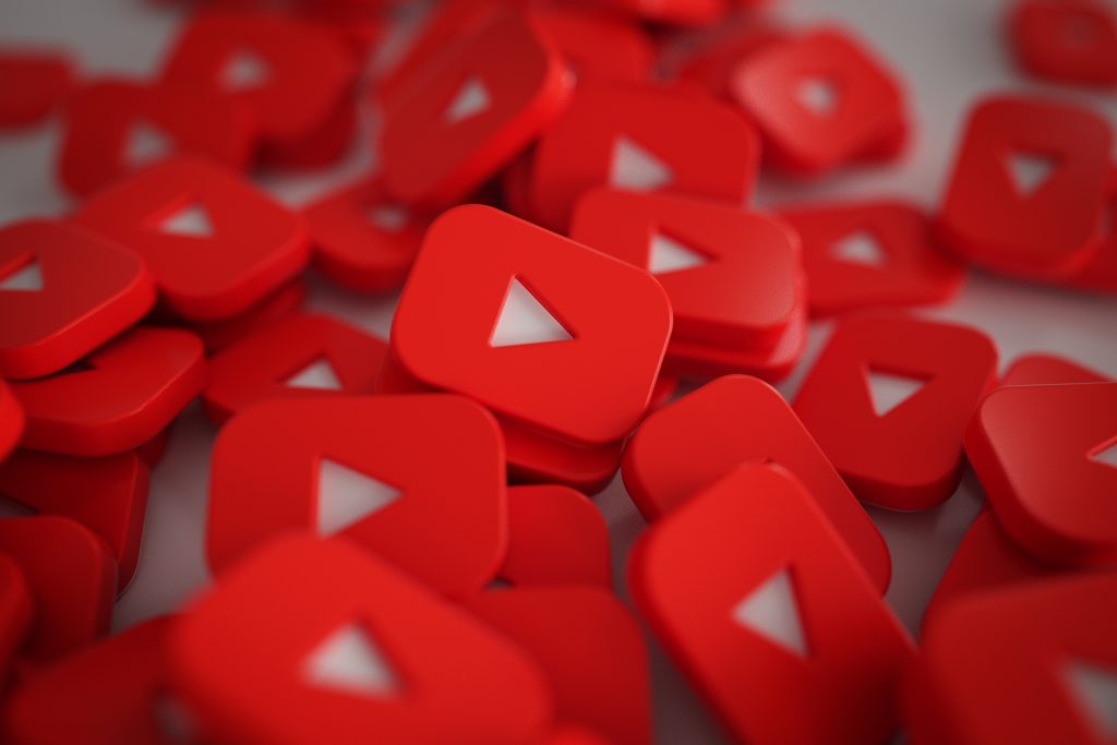 diversos logos do YouTube num fundo branco
